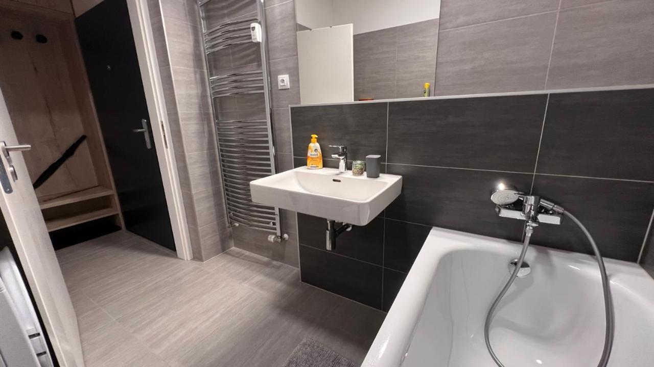 2 Room Apartment, With A View Of The Castle Bratislava Ngoại thất bức ảnh